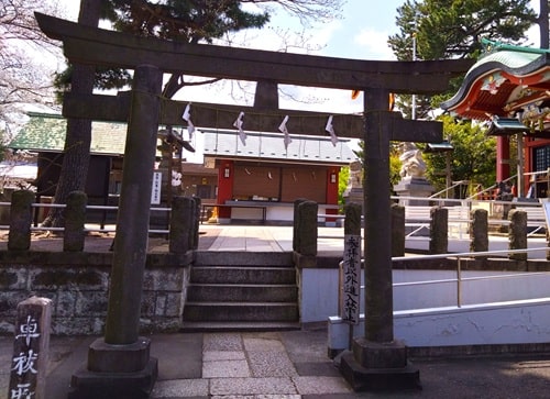 拝殿横にある鳥居の風景