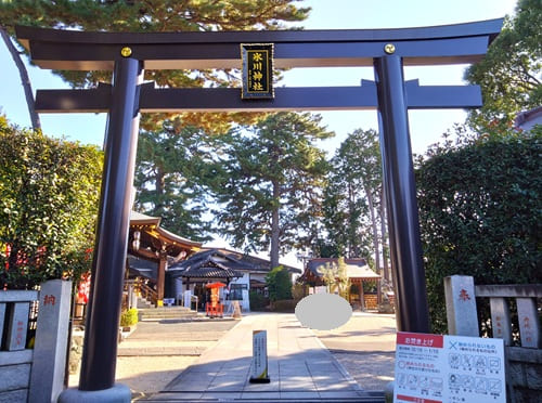 裏参道の大鳥居正面の風景