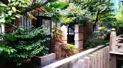 社殿横にある石碑の様子