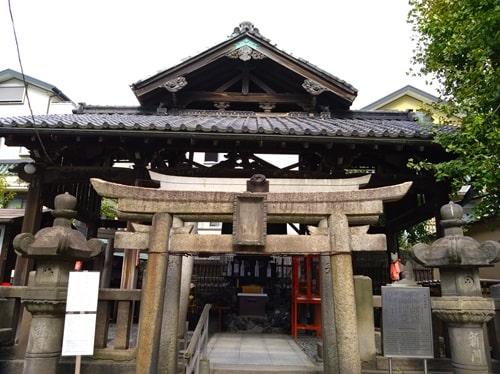 鳥居からの社の風景