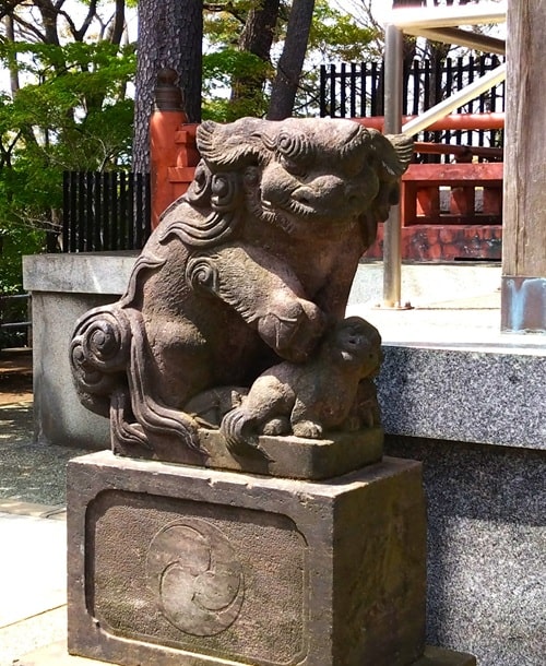 左の狛犬