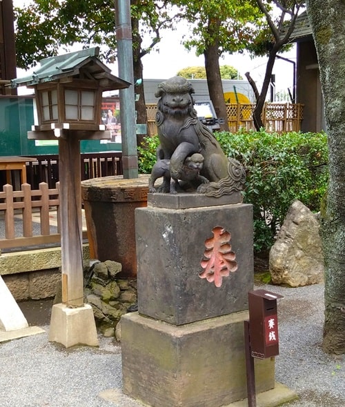 右手の狛犬さん