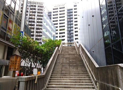 長い石段の風景