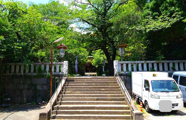 参道途中の石段の風景