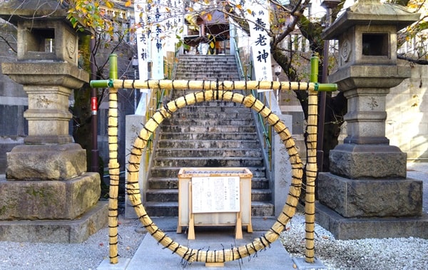 社殿前の石段の風景