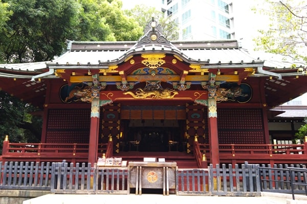 社殿正面の風景