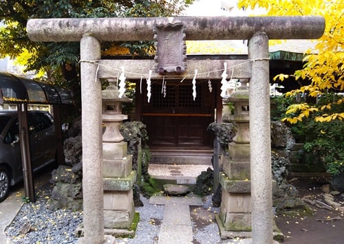 3社が合祀されている社正面の風景