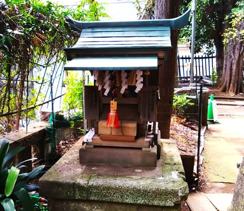 2社合祀されている境内社がある風景