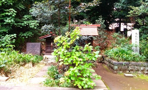 小さな2社の境内社が並ぶ風景
