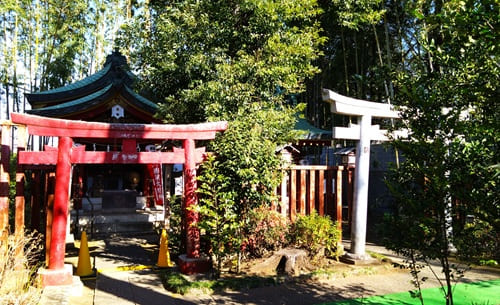 境内社が2社並ぶ風景