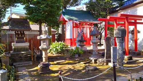 境内社が2社並ぶ風景