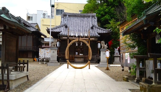 参道からの拝殿風景