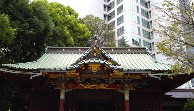 拝殿とビルの風景
