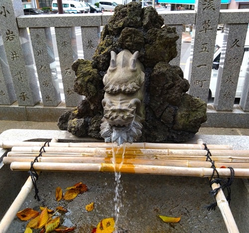 龍の口から水が出ている風景