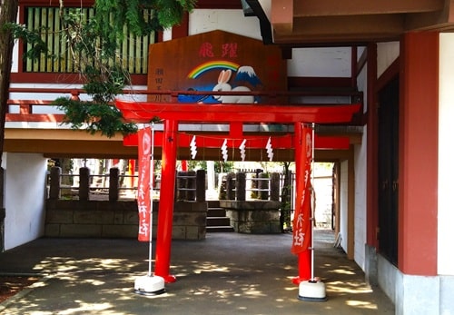 赤い鳥居正面の風景