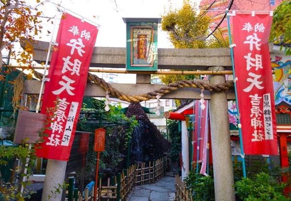 吉原弁財天本宮鳥居正面の風景