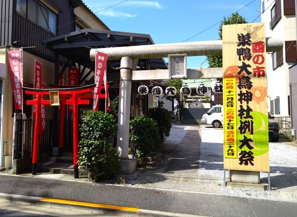 鳥居が2つ並ぶ境内入り口の風景