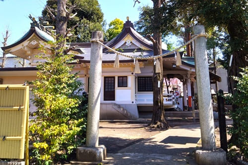横にある入り口の風景