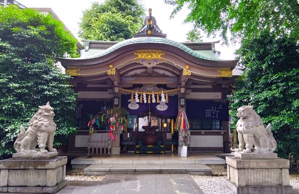 社殿正面の風景