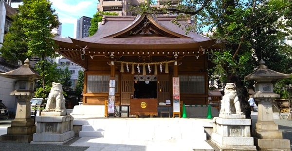 社殿正面の風景