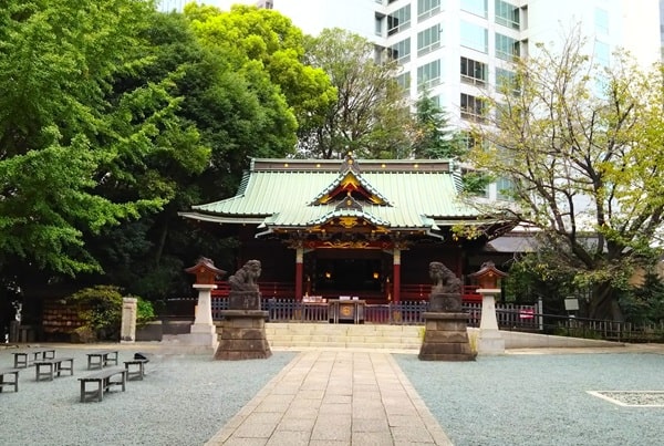 参道の先にある社殿の風景