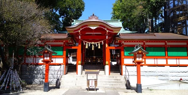 社殿の前にある門から風景