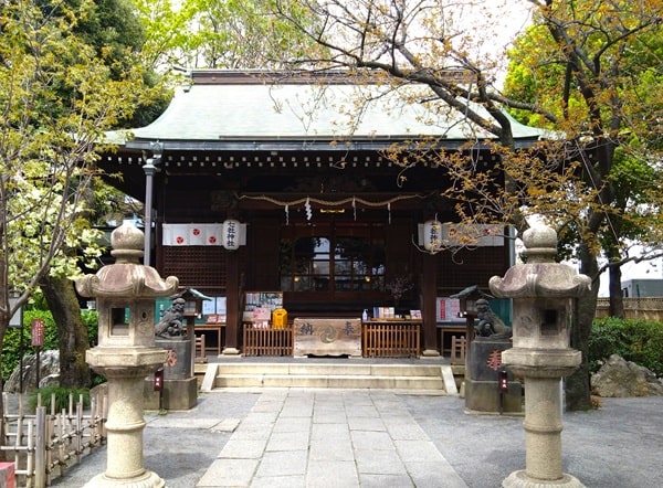 社殿正面の風景