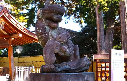 右手の狛犬さん