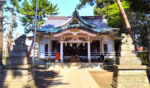 参道の両脇にいる狛犬の風景