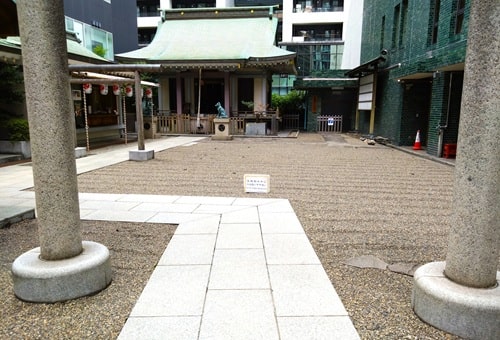 左に曲がる参道の風景