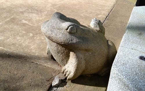 カエルの石像