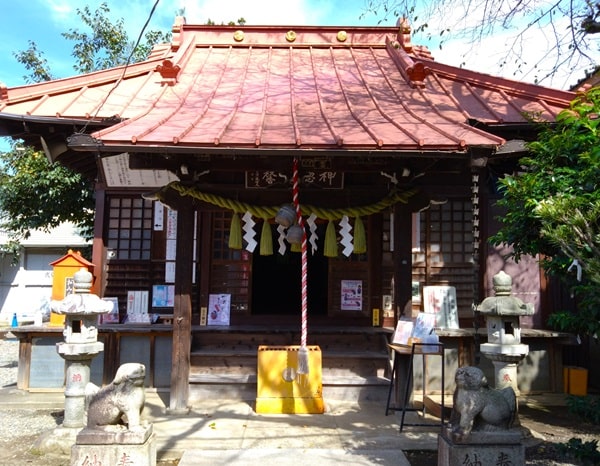 社殿正面の風景