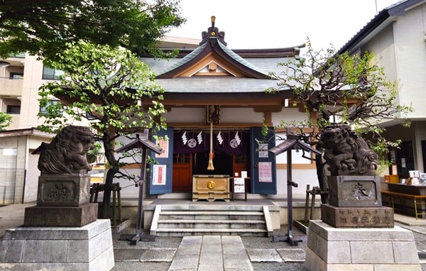 社殿正面の風景