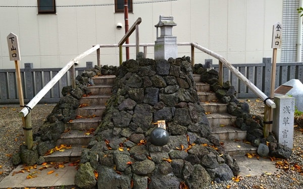 富士塚正面の風景