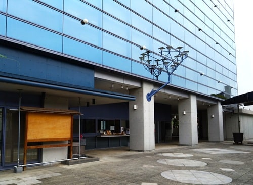 ビルの一回にある社務所の風景