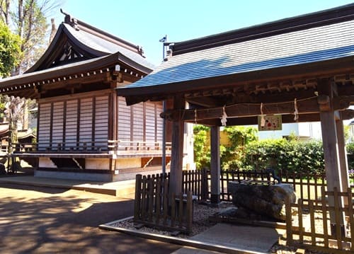 手水舎と神楽殿の風景