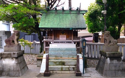 狛犬さんがいる境内社の風景