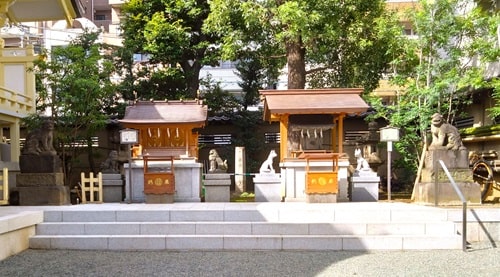 社殿右手にある境内社の風景