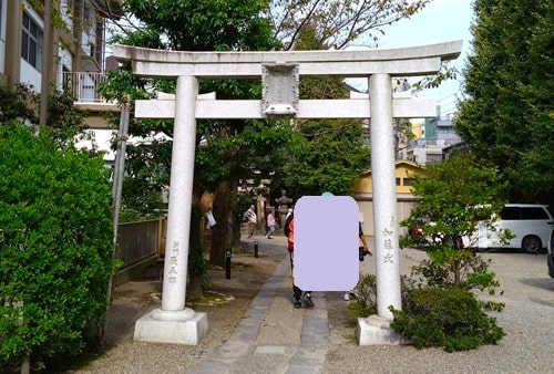 被官稲荷神社の鳥居正面の風景