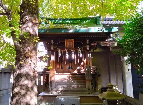 2社合祀されている社正面の風景