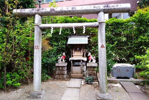 水神社鳥居正面の風景