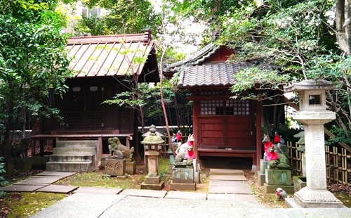 2社並ぶ境内社の風景