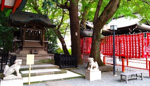 境内社が並ぶ風景