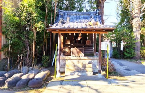 六社さま社殿正面の風景