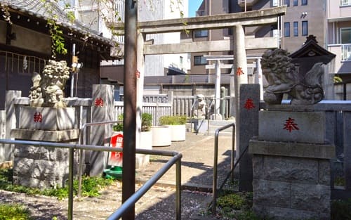 境内社に向かう参道の風景