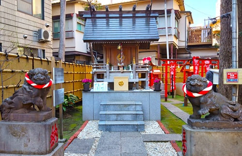 気象神社の社正面の風景