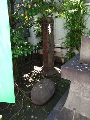 きやり塚と力石がある風景