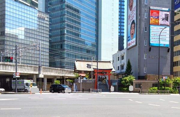 交差点の先に見える神社の風景
