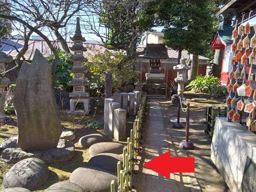 力石が並ぶ風景