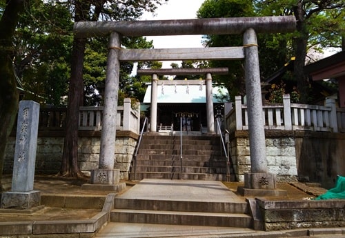 鳥居と社号標の風景